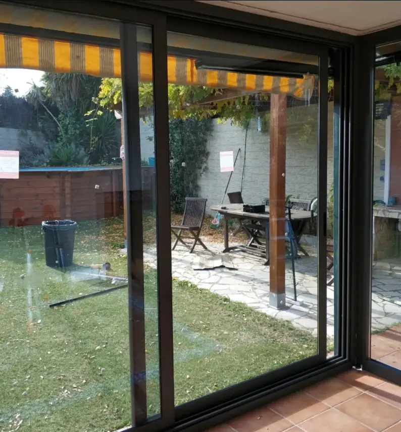 Perfil de aluminio con acabado trabajado en taller