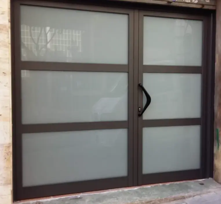 Balconera de aluminio con vidrio instalada en fachada