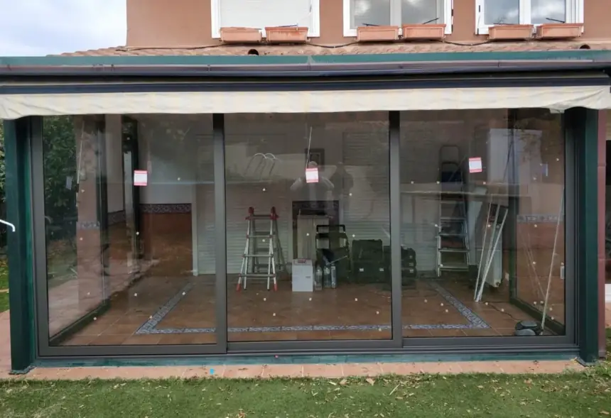 Detalle del acabado de una balconera de aluminio