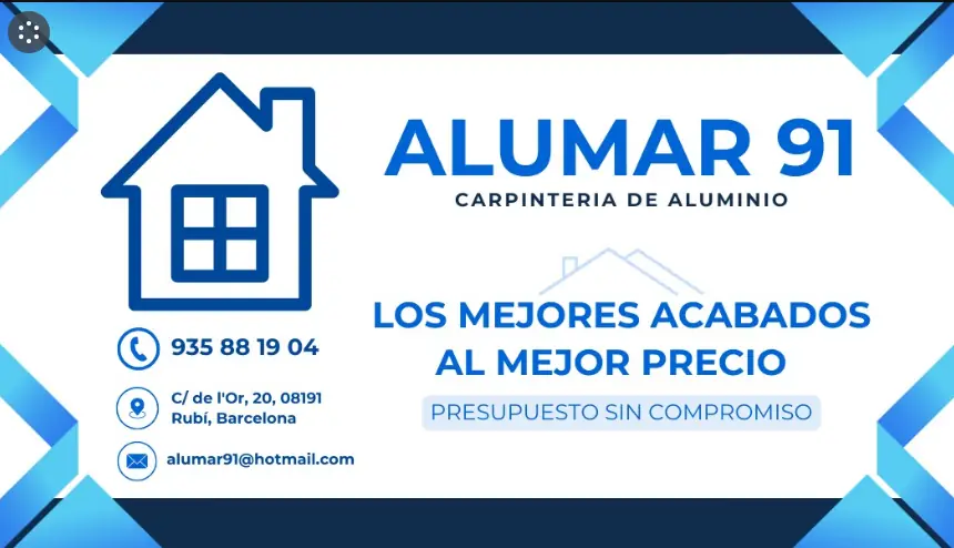 Puerta de aluminio instalada en un acceso de comunidad